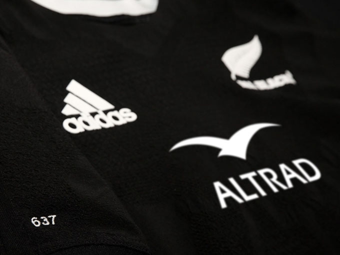logo altrad sur le t-shirt des all blacks
